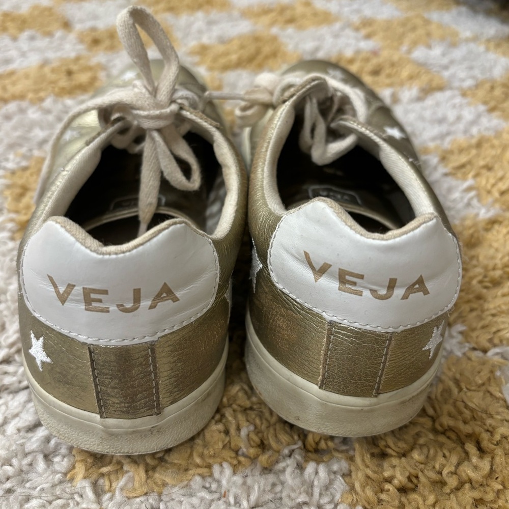 Madewell x Veja Esplar Low Sneakers in Star-Embroidered Gold Leather - Picture 3 of 7